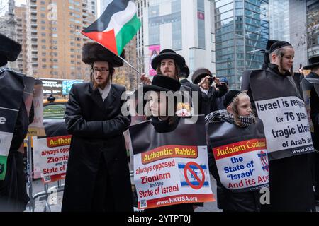 Les New-Yorkais, y compris les juifs orthodoxes, s'élèvent contre la destruction continue de Gaza et le meurtre de Palestiniens. Au Columbus Circle le vendredi noir, l'une des journées de shopping les plus achalandées de la saison. New York. Banque D'Images