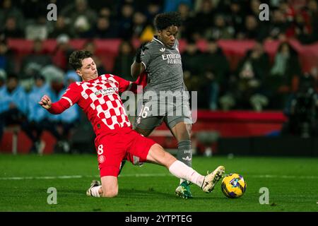 Gérone, Espagne. 7 décembre 2024. Endrick (R) du Real Madrid affronte Ladislav Krejci du Girona FC lors du match de LaLiga entre le Real Madrid et le Girona FC à Gérone, Espagne, le 7 décembre 2024. Crédit : Joan Gosa/Xinhua/Alamy Live News Banque D'Images