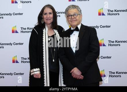 L'ancien sénateur des États-Unis Al Franken (démocrate du Minnesota), Right et Frannie Franken arrivent pour la cérémonie du médaillon honorant les récipiendaires du 47e Kennedy Center Honors annuel au Département d'État des États-Unis à Washington, DC le samedi 7 décembre 2024. Les lauréats de 2024 sont : le réalisateur et cinéaste de renom Francis Ford Coppola le légendaire groupe de rock américain The Grateful Dead (Mickey Hart, Bill Kreutzmann, Phil Lesh, Bobby Weir) chanteur-compositeur-interprète et guitariste de blues rock Bonnie Raitt trompettiste, pianiste et compositeur de jazz Arturo Sandoval et The Apollo, qui recevra Banque D'Images