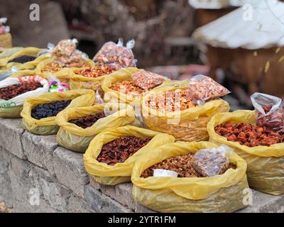 Un vendeur ambulant vend divers types d'épices et de produits alimentaires séchés turcs traditionnels Banque D'Images