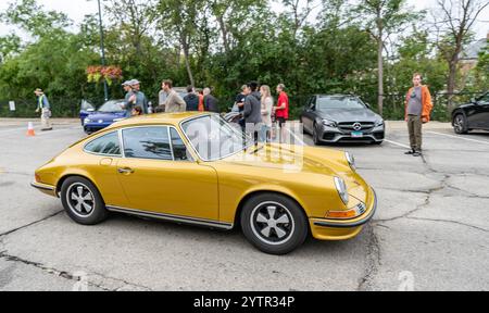 Chicago, Illinois - 29 septembre 2024 : Porsche 911T coupé 1972 sur la route. Or métallique 1972 Porsche 911T coupé Banque D'Images