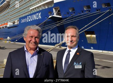 Port Canaveral, comté de Brevard, Floride, États-Unis. 7 décembre 2024. John Murray, PDG de Port Canaveral, avec le capitaine Nikolaos Frantzis. Celebrity Equinox est arrivé à Port Canaveral cette semaine, entrant dans l'histoire en tant que premier navire Celebrity Cruises à naviguer depuis le populaire port de Floride centrale. Le Celebrity Equinox de 2 850 passagers devient le 15e navire de Port Canaveral à accueillir le deuxième port de croisière le plus fréquenté au monde. Crédit : Julian Leek/Alamy Live News Banque D'Images
