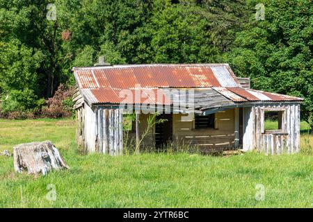 Ferme abandonnée dans la campagne, Fairlie-Tekapo Road, Kimbell, Canterbury, Île du Sud, nouvelle-Zélande Banque D'Images