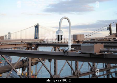 New York City, New York, États-Unis - 07 décembre 2024 : caméra sur le pont de Brooklyn avec le pont de Manhattan au loin. Banque D'Images