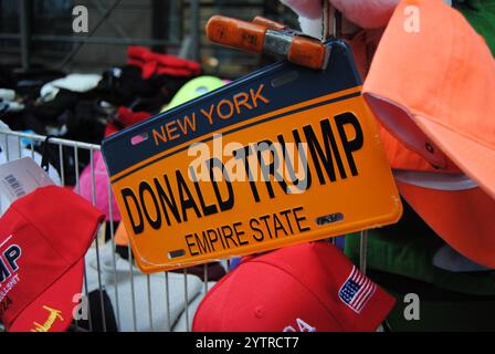 New York City, New York, USA - 07 décembre 2024 : souvenir, plaque d'immatriculation de New York avec le nom du président américain Donald Trump. Banque D'Images