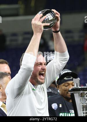 Indianapolis, États-Unis. 08 décembre 2024. Dan Lanning, entraîneur-chef des Ducks de l'Oregon, remporte le trophée Big Ten après avoir battu les Nittany Lions de Penn State lors du match du championnat Big Ten à Indianapolis, Indiana, le samedi 7 décembre 2024. Photo de Aaron Josefczyk/UPI crédit : UPI/Alamy Live News Banque D'Images