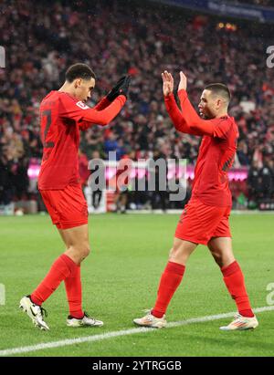 MUNICH, ALLEMAGNE - 07 DÉCEMBRE : Jamal Musiala du Bayern Muenchen célèbre son but 2:1 avec Raphael Guerreiro du Bayern Muenchen lors du match de Bundesliga entre le FC Bayern München et le 1. FC Heidenheim 1846 à l'Allianz Arena le 07 décembre 2024 à Munich, Allemagne. © diebilderwelt / Alamy Stock Banque D'Images