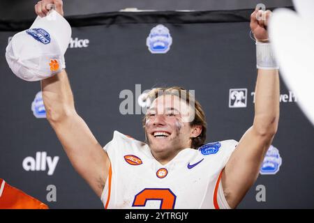 Charlotte, Caroline du Nord, États-Unis. 7 décembre 2024. Le quarterback des Tigers de Clemson, Cade Klubnik (2), célèbre après avoir remporté le championnat ACC 2024 au Bank of America Stadium de Charlotte, Caroline du Nord. (Scott Kinser/CSM). Crédit : csm/Alamy Live News Banque D'Images