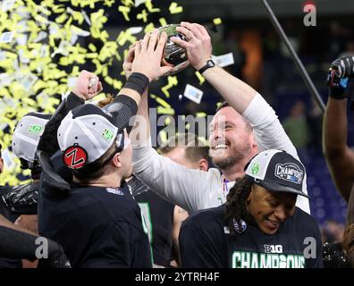 Indianapolis, États-Unis. 08 décembre 2024. Dan Lanning, entraîneur-chef des Ducks de l'Oregon, remporte le trophée Big Ten après avoir battu les Nittany Lions de Penn State lors du match du championnat Big Ten à Indianapolis, Indiana, le samedi 7 décembre 2024. Photo de Aaron Josefczyk/UPI crédit : UPI/Alamy Live News Banque D'Images