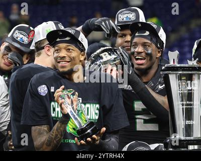 Indianapolis, États-Unis. 08 décembre 2024. Oregon Ducks Tez Johnson (15 ans) célèbre après avoir été nommé MVP après avoir battu les Penn State Nittany Lions dans le match du Big Ten Championship à Indianapolis, Indiana, le samedi 7 décembre 2024. Photo de Aaron Josefczyk/UPI crédit : UPI/Alamy Live News Banque D'Images