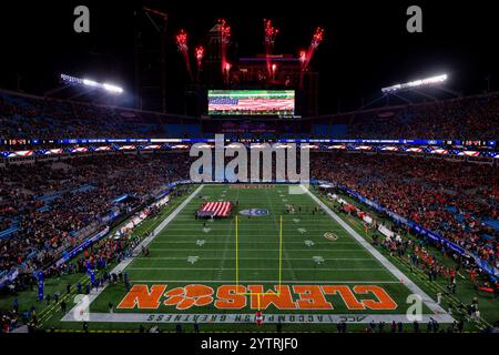 Charlotte, Caroline du Nord, États-Unis. 7 décembre 2024. Total de l'hymne national avant le championnat ACC 2024 au Bank of America Stadium de Charlotte, Caroline du Nord. (Scott Kinser/CSM). Crédit : csm/Alamy Live News Banque D'Images