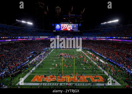 Charlotte, Caroline du Nord, États-Unis. 7 décembre 2024. Les Clemson Tigers se précipitent sur le terrain après un field goal qui a remporté un match dans le championnat ACC 2024 au Bank of America Stadium de Charlotte, Caroline du Nord. (Scott Kinser/CSM). Crédit : csm/Alamy Live News Banque D'Images