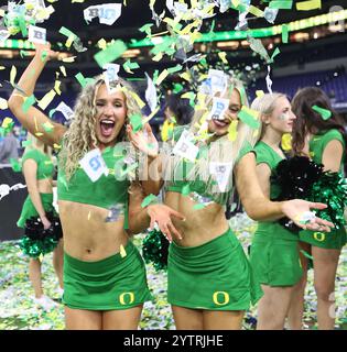 Indianapolis, États-Unis. 08 décembre 2024. Les meneurs de pom-pom des Ducks de l'Oregon célèbrent après avoir battu les Nittany Lions de Penn State lors du match du Big Ten Championship à Indianapolis, Indiana, le samedi 7 décembre 2024. Photo de Aaron Josefczyk/UPI crédit : UPI/Alamy Live News Banque D'Images