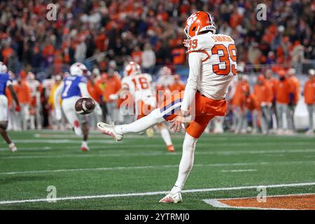 Charlotte, Caroline du Nord, États-Unis. 7 décembre 2024. AIDAN SWANSON (39 ans) frappe la balle au deuxième quart-temps du championnat NCAA ACC 2024 entre les Mustangs SMU et les Tigers de Clemson au Bank of America Stadium de Charlotte, Caroline du Nord, le 7 décembre 2024. (Crédit image : © Cory Knowlton/ZUMA Press Wire) USAGE ÉDITORIAL SEULEMENT! Non destiné à UN USAGE commercial ! Crédit : ZUMA Press, Inc/Alamy Live News Banque D'Images