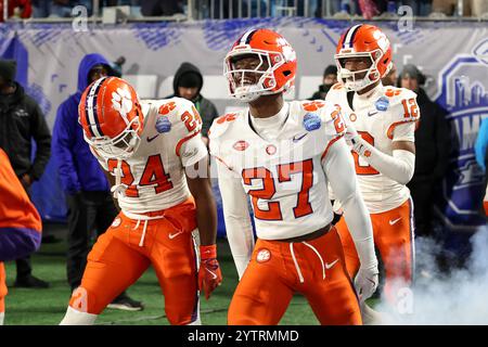Charlotte, Caroline du Nord, États-Unis. 7 décembre 2024. NOAH DIXON (27 ans) se lance sur le terrain avant le match de championnat NCAA ACC 2024 entre les Mustangs SMU et les Tigers Clemson au Bank of America Stadium de Charlotte, Caroline du Nord, le 7 décembre 2024. (Crédit image : © Cory Knowlton/ZUMA Press Wire) USAGE ÉDITORIAL SEULEMENT! Non destiné à UN USAGE commercial ! Crédit : ZUMA Press, Inc/Alamy Live News Banque D'Images