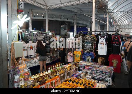 Jakarta, Indonésie- 22 novembre 2024 : marché nocturne de bangkok. Le marché offre des marchandises pour les touristes. Banque D'Images