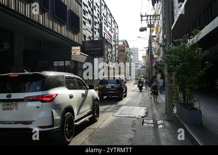 Bangkok, Thaïlande - 22 novembre 2024 : petite rue ou ruelle dans la région de Pratunam, avec de nombreux hôtels et auberge Banque D'Images