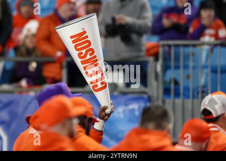 Charlotte, Caroline du Nord, États-Unis. 7 décembre 2024. Un membre du personnel des Clemson Tigers tient un Clemson Bullhorn avant le match de championnat NCAA ACC 2024 entre les SMU Mustangs et les Clemson Tigers au Bank of America Stadium à Charlotte, Caroline du Nord, le 7 décembre 2024. (Crédit image : © Cory Knowlton/ZUMA Press Wire) USAGE ÉDITORIAL SEULEMENT! Non destiné à UN USAGE commercial ! Crédit : ZUMA Press, Inc/Alamy Live News Banque D'Images