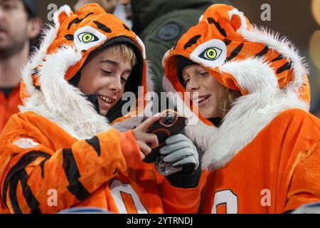 Charlotte, Caroline du Nord, États-Unis. 7 décembre 2024. Deux fans des Clemson Tigers assistent au match du championnat NCAA ACC 2024 entre les Mustangs SMU et les Clemson Tigers au Bank of America Stadium de Charlotte, Caroline du Nord, le 7 décembre 2024. (Crédit image : © Cory Knowlton/ZUMA Press Wire) USAGE ÉDITORIAL SEULEMENT! Non destiné à UN USAGE commercial ! Crédit : ZUMA Press, Inc/Alamy Live News Banque D'Images