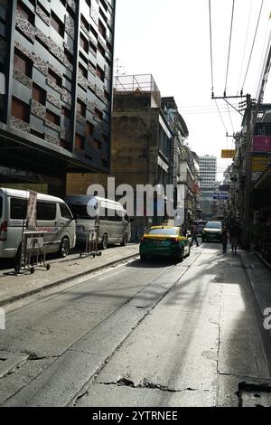 Bangkok, Thaïlande - 22 novembre 2024 : petite rue ou ruelle dans la région de Pratunam, avec de nombreux hôtels et auberge Banque D'Images