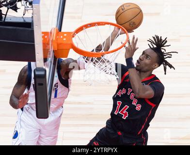 Toronto, Canada. 7 décembre 2024. JA'Kobe Walter (R) des Raptors de Toronto part pour un match de la saison régulière de la NBA 2024-2025 entre les Raptors de Toronto et les Mavericks de Dallas à Toronto, Canada, le 7 décembre 2024. Crédit : Zou Zheng/Xinhua/Alamy Live News Banque D'Images