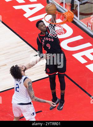 Toronto, Canada. 7 décembre 2024. RJ Barrett (R) des Raptors de Toronto dunk lors du match de saison régulière de la NBA 2024-2025 entre les Raptors de Toronto et les Mavericks de Dallas à Toronto, Canada, le 7 décembre 2024. Crédit : Zou Zheng/Xinhua/Alamy Live News Banque D'Images