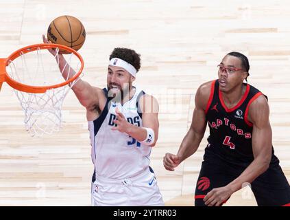 Toronto, Canada. 7 décembre 2024. Klay Thompson (G), des Dallas Mavericks, participe à un match de la saison régulière de la NBA 2024-2025 entre les Raptors de Toronto et les Dallas Mavericks à Toronto, Canada, le 7 décembre 2024. Crédit : Zou Zheng/Xinhua/Alamy Live News Banque D'Images