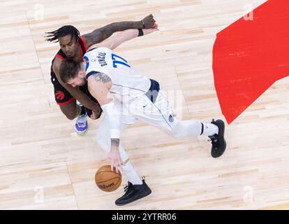 Toronto, Canada. 7 décembre 2024. Luka Doncic (en bas), des Dallas Mavericks, se démarque lors du match de saison régulière NBA 2024-2025 entre les Raptors de Toronto et les Dallas Mavericks à Toronto, Canada, le 7 décembre 2024. Crédit : Zou Zheng/Xinhua/Alamy Live News Banque D'Images