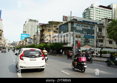 Bangkok, Thaïlande - 22 novembre ,2024 : vue panoramique de la circulation routière à Bangkok Banque D'Images