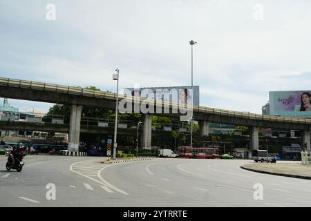 Bangkok, Thaïlande - 22 novembre ,2024 : vue panoramique de la circulation routière à Bangkok Banque D'Images