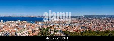 FRANCE, BOUCHES-DU-RHÔNE (13), MARSEILLE. VUE PANORAMIQUE ESTIVALE SUR LES TOITS DE MARSEILLE AVEC LE VIEUX PORT ET LA MER MÉDITERRANÉE Banque D'Images