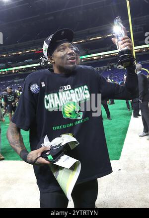 Indianapolis, États-Unis. 08 décembre 2024. Oregon Ducks Tez Johnson (15 ans) tient son MVP après avoir battu les Penn State Nittany Lions dans le match du Big Ten Championship à Indianapolis, Indiana, le samedi 7 décembre 2024. Photo de Aaron Josefczyk/UPI crédit : UPI/Alamy Live News Banque D'Images