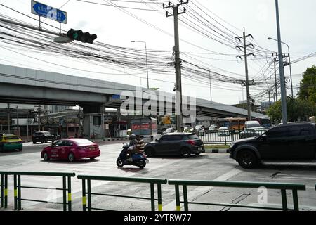 Bangkok, Thaïlande - 22 novembre ,2024 : vue panoramique de la circulation routière à Bangkok Banque D'Images