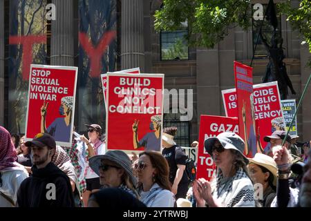 Des manifestants arborent des pancartes lors d'un rassemblement pro-palestinien à Melbourne, Victoria, Australie. Banque D'Images