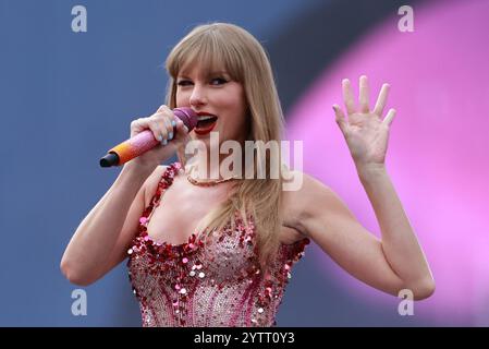 Photo du dossier datée du 28/06/24 de Taylor Swift se produisant sur scène à l'Aviva Stadium à Dublin, lors de l'Eras Tour. Taylor Swift devrait mettre fin à sa tournée Juggernaut Eras Tour avec un dernier spectacle au Canada. Depuis le lancement de la série de dates gigantesques en mars de l'année dernière, la superstar pop américaine a joué dans des villes du monde entier, y compris en tant que premier artiste solo à se produire huit fois au stade de Wembley à Londres lors d'une seule tournée. Date d'émission : dimanche 8 décembre 2024. Banque D'Images