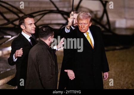 Paris, France. 07 décembre 2024. Le président américain nouvellement élu Donald Trump serre la main du président ukrainien Volodymyr Zelensky après leur rencontre avec le président français Emmanuel Macron au Palais de l’Elysée. Le président ukrainien Volodymyr Zelensky et le président américain nouvellement élu Donald Trump quittent le Palais de l’Elysée après avoir rencontré le président français Emmanuel Macron avant la réouverture de la cathédrale notre-Dame. Crédit : SOPA images Limited/Alamy Live News Banque D'Images