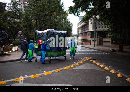 Bogota, Colombie. 07 décembre 2024. Des artistes poussent un chariot pour un défilé de noël le 7 décembre 2024 à Bogota, en Colombie. Les gens en Colombie célèbrent le début de la saison de noël en célébrant une nuit allumant des bougies comme une tradition. Photo par : Sebastian Barros/long Visual Press crédit : long Visual Press/Alamy Live News Banque D'Images