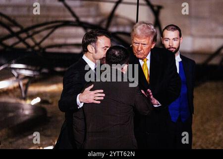 Paris, France. 07 décembre 2024. Le président américain nouvellement élu Donald Trump serre la main du président ukrainien Volodymyr Zelensky après leur rencontre avec le président français Emmanuel Macron au Palais de l’Elysée. Le président ukrainien Volodymyr Zelensky et le président américain nouvellement élu Donald Trump quittent le Palais de l’Elysée après avoir rencontré le président français Emmanuel Macron avant la réouverture de la cathédrale notre-Dame. (Photo de Telmo Pinto/SOPA images/SIPA USA) crédit : SIPA USA/Alamy Live News Banque D'Images