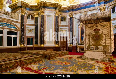 Intérieur de la Chapelle Royale conçu par les architectes Giovanni Battista Sacchetti et Ventura Rodríguez Tizón à l'intérieur du Palais Royal Madrid Espagne Banque D'Images