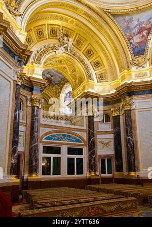 Intérieur de la Chapelle Royale conçu par les architectes Giovanni Battista Sacchetti et Ventura Rodríguez Tizón à l'intérieur du Palais Royal Madrid Espagne Banque D'Images