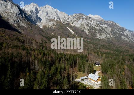 Chalet de montagne niché dans une forêt au pied des alpes juliennes en automne. Slovénie Banque D'Images