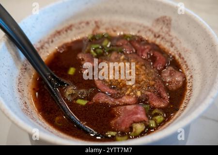 Nouilles thaïlandaises avec de la viande de wagyu en tranches rares dans une soupe de sang Banque D'Images