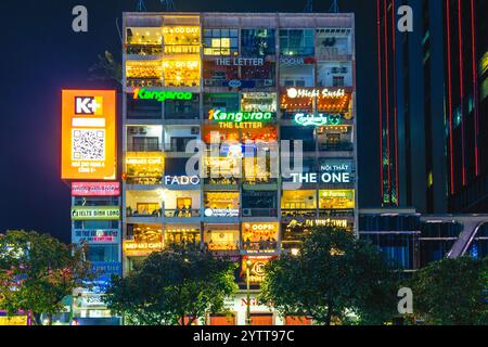 30 novembre 2024 : Cafe Apartment à Nguyen Hue Walking Street à Ho Chi Minh-ville, Vietnam, a été construit au milieu des années 1960 et a servi comme Banque D'Images