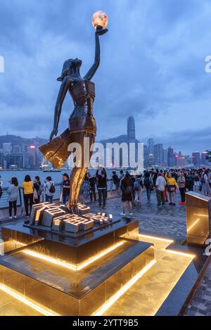 Vue imprenable en soirée sur la statue des Hong Kong film Awards Banque D'Images