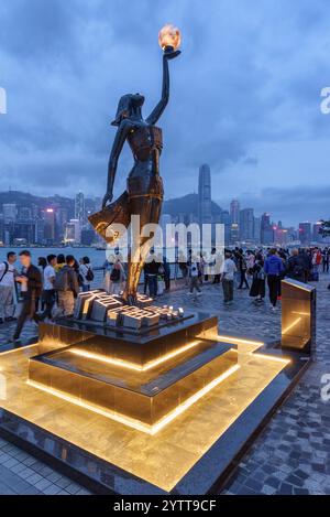 Vue panoramique en soirée de la statue des Hong Kong film Awards Banque D'Images