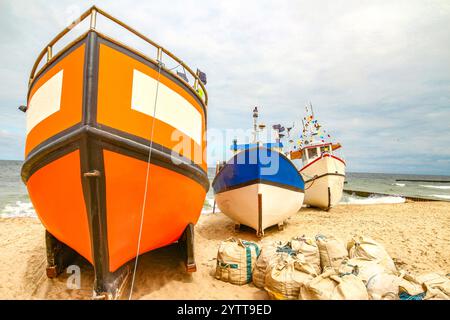 Bateaux de pêche, bateaux de pêche dans la mer Baltique, bateaux amarrés sur la plage Banque D'Images