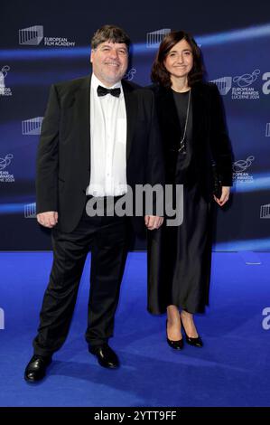 Nicolas Burlet mit Begleitung BEI der Verleihung des 37. Europäischen Filmpreises 2024 im Kultur- und Kongresszentrum Luzern. Lucerne, 07.12.2024 *** Nicolas Burlet accompagné de son compagnon lors de la présentation 37 des European film Awards 2024 au Lucerne culture and Convention Center Lucerne, 07 12 2024 Foto:xS.xGabschx/xFuturexImagex efa 4242 Banque D'Images