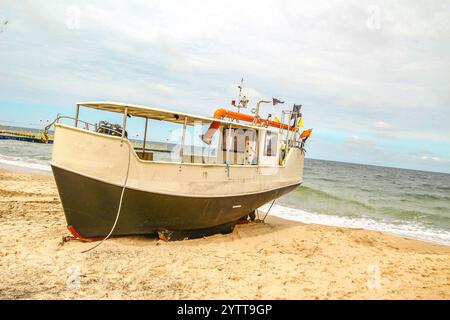 Bateaux de pêche, bateaux de pêche dans la mer Baltique, bateaux amarrés sur la plage Banque D'Images