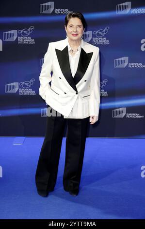 Isabella Rossellini BEI der Verleihung des 37. Europäischen Filmpreises 2024 im Kultur- und Kongresszentrum Luzern. Lucerne, 07.12.2024 *** Isabella Rossellini lors de la présentation 37 des European film Awards 2024 au Lucerne culture and Convention Center Lucerne, 07 12 2024 Foto:xs.xGabschx/xFuturexImagex efa 4286 Banque D'Images