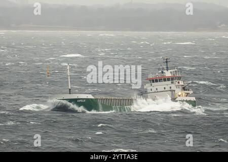 Le cargo CAPELLA combat de lourdes vagues sur la mer baltique Banque D'Images